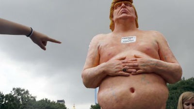 Статуи обнаженного Трампа появились в пяти городах США