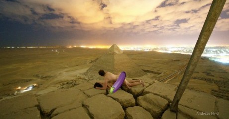 Половой акт на вершине пирамиды оскорбил фараонов (видео)