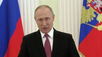Путин - всегда с тобой: чем и зачем дополняли Конституцию РФ