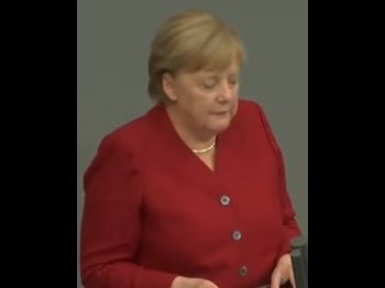 Почему Ангела Меркель прячет глаза?