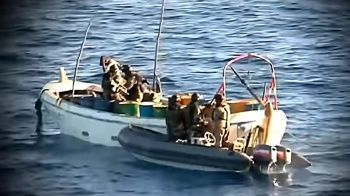 Пираты расстреливают лодки с беженцами за деньги Евросоюза