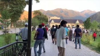 В Бишкеке спецназ взял штурмом дом экс.президента Атамбаева. Он сам арестован