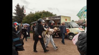 На Марсовом поле вязали всех подряд