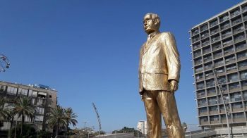 Золотой "Туркмен-Баши" появился на главной площади Тель Авива 