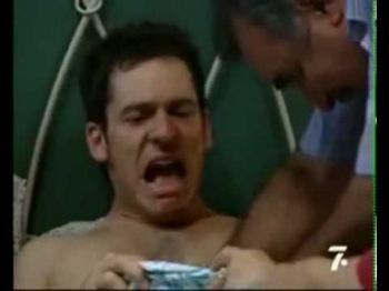 Прикол в постели. Кто поможет надеть кондом...