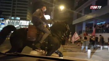 Израильская конная полиция пытается разогнать демонстрацию молодежи
