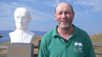 На Байкале жители установили бюст Путина, чтобы жаловаться ему на проблемы (Видео)