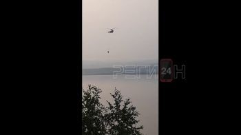 Видео дня: вертолеты МЧС имитируют тушение пожаров в Сибири