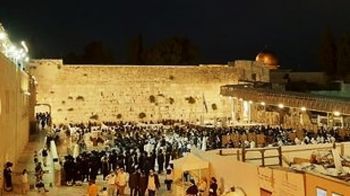 Предпасхальная чистка Стены Плача. Археологические открытия в Иудее.